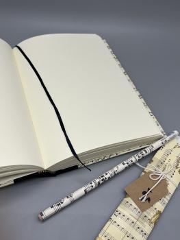 Buch handgebunden innen Seiten weiß Lesebändchen Bleistift blanko